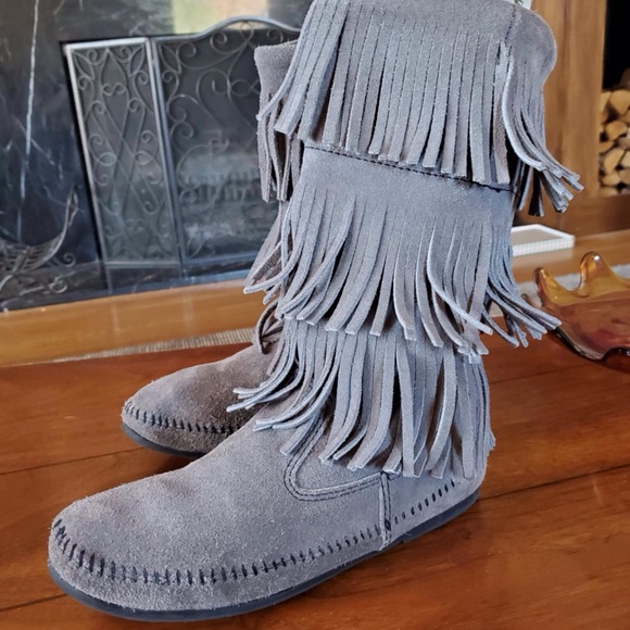 Minnetonka Gray 3-Layer Fringe Suede Boots Size 10 - Picture 4 of 10